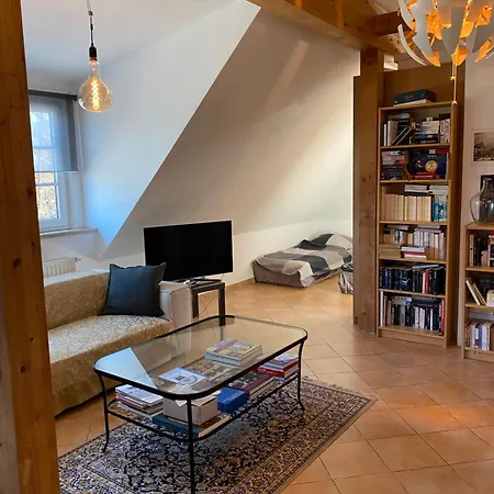 Helle Und Ruhige Dachgeschosswohnung München