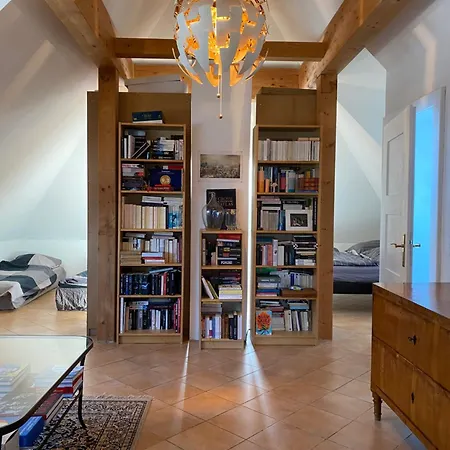 Helle Und Ruhige Dachgeschosswohnung * Munich