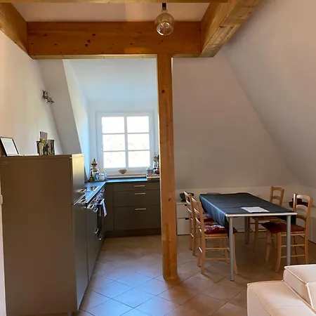 Helle Und Ruhige Dachgeschosswohnung Апартаменты