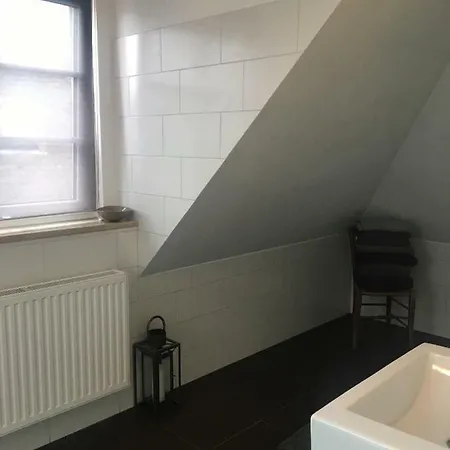 Helle Und Ruhige Dachgeschosswohnung