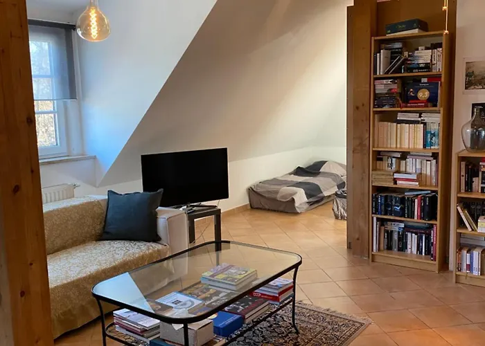 Helle Und Ruhige Dachgeschosswohnung Munique