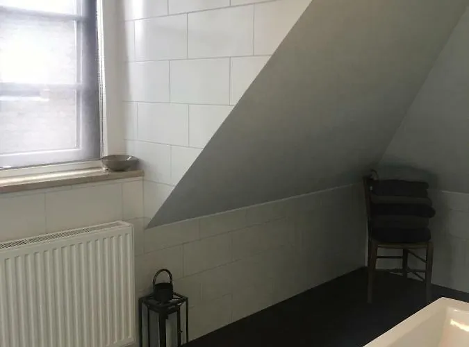 Helle Und Ruhige Dachgeschosswohnung