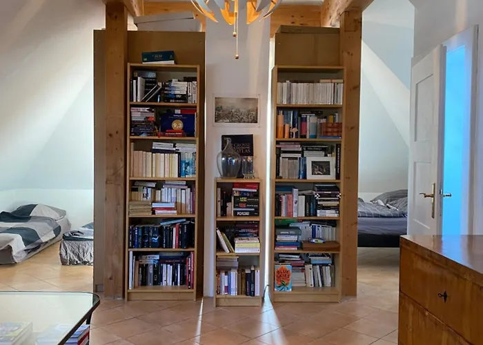 Helle Und Ruhige Dachgeschosswohnung * München